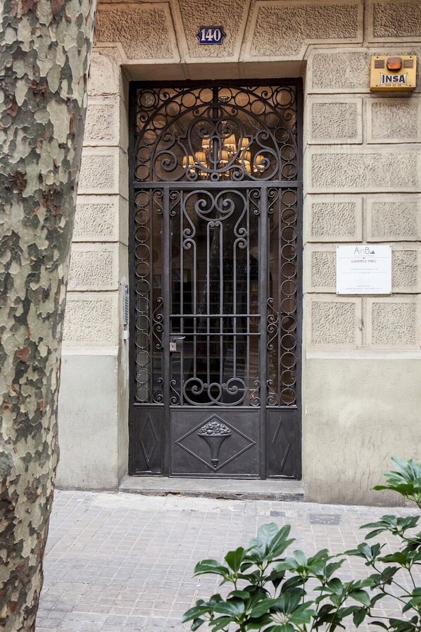 Exterior detail - Spacious 2 bedroom apartment with balcony in Eixample, parking possibility (Barcelona)