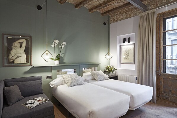 Iron/ironing board, WiFi, bed sheets - Studio for 2 with balcony in the center of town (Barcelona)