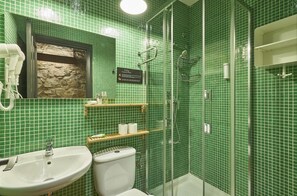 Haartrockner, Handtücher, Toilettenpapier