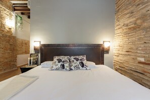 Een strijkplank/strijkijzer, wifi, beddengoed