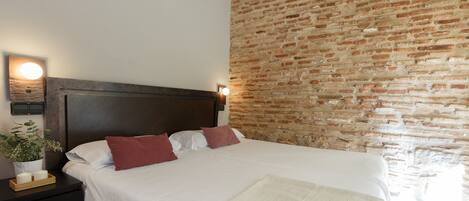 Tabla de planchar con plancha, wifi y ropa de cama