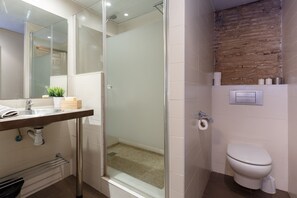 Hårføner, håndklær og toalettpapir