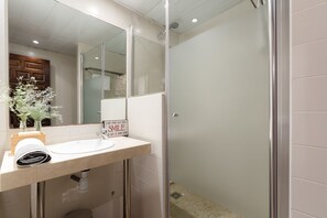 SĂšche-cheveux, serviettes fournies, papier toilette