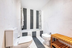 Hair dryer, towels, toilet paper - 1 bedroom apartment in Born with parking near the beach (Barcelona)
