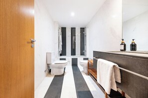 Hair dryer, towels, toilet paper - 1 bedroom apartment in Born with parking near the beach (Barcelona)