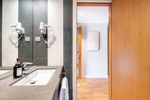 Secador de cabelo, toalhas de banho, papel higiênico 