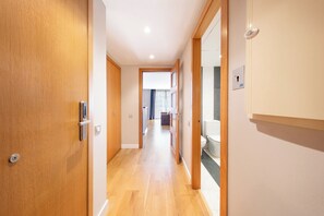 Hiustenkuivaaja, pyyhkeet, vessapaperi