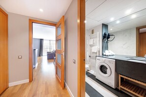 Hiustenkuivaaja, pyyhkeet, vessapaperi