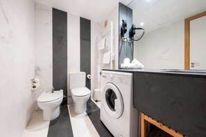 Sèche-cheveux, serviettes fournies, papier toilette