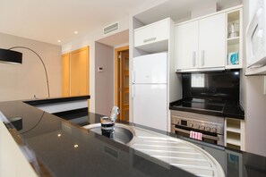 Een koelkast, een microgolfoven, een oven, een kookplaat