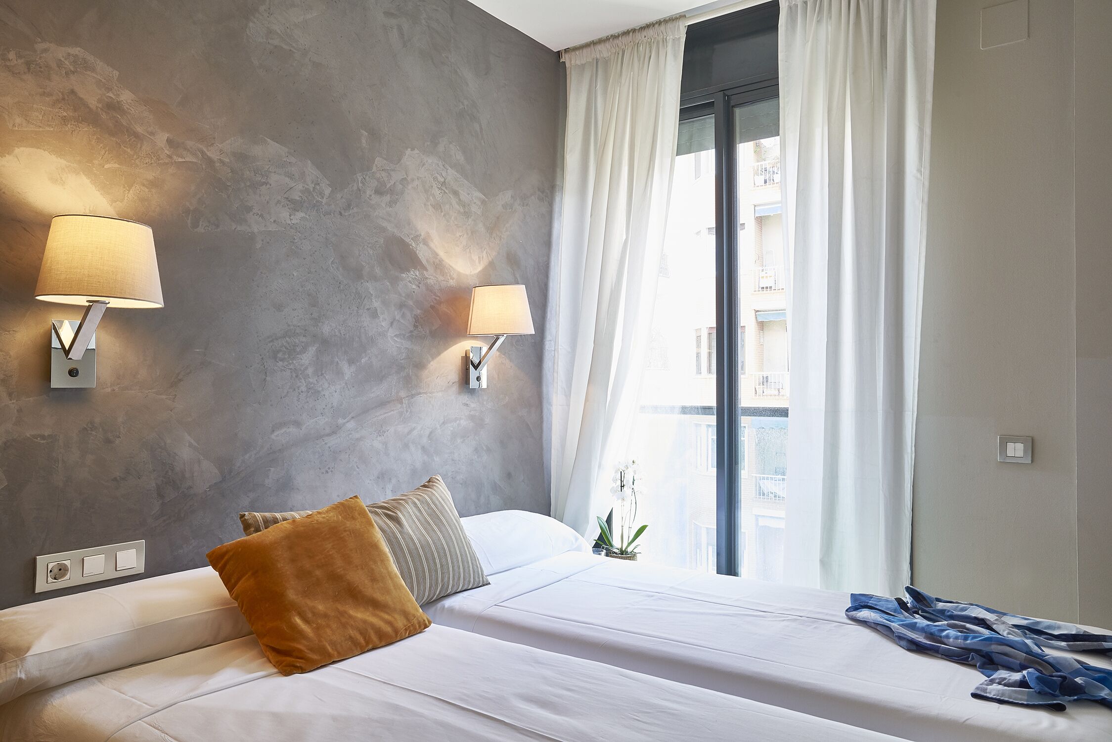 2 habitaciones, tabla de planchar con plancha, wifi y ropa de cama 