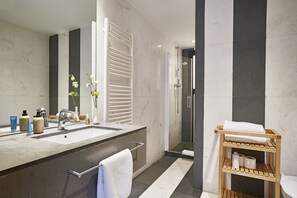Secadora de cabello, toallas, papel de baño 