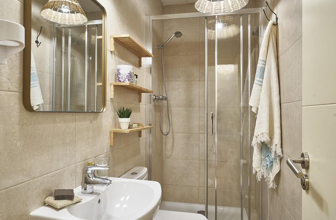 Sèche-cheveux, serviettes fournies, papier toilette