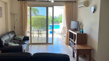 TV connectée, lecteur de DVD, livres