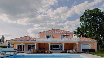 Seasonal outdoor pool, open 3:00 PM to 7:00 PM, pool loungers