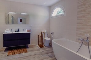 Habitación doble superior, vistas a la piscina | Baño