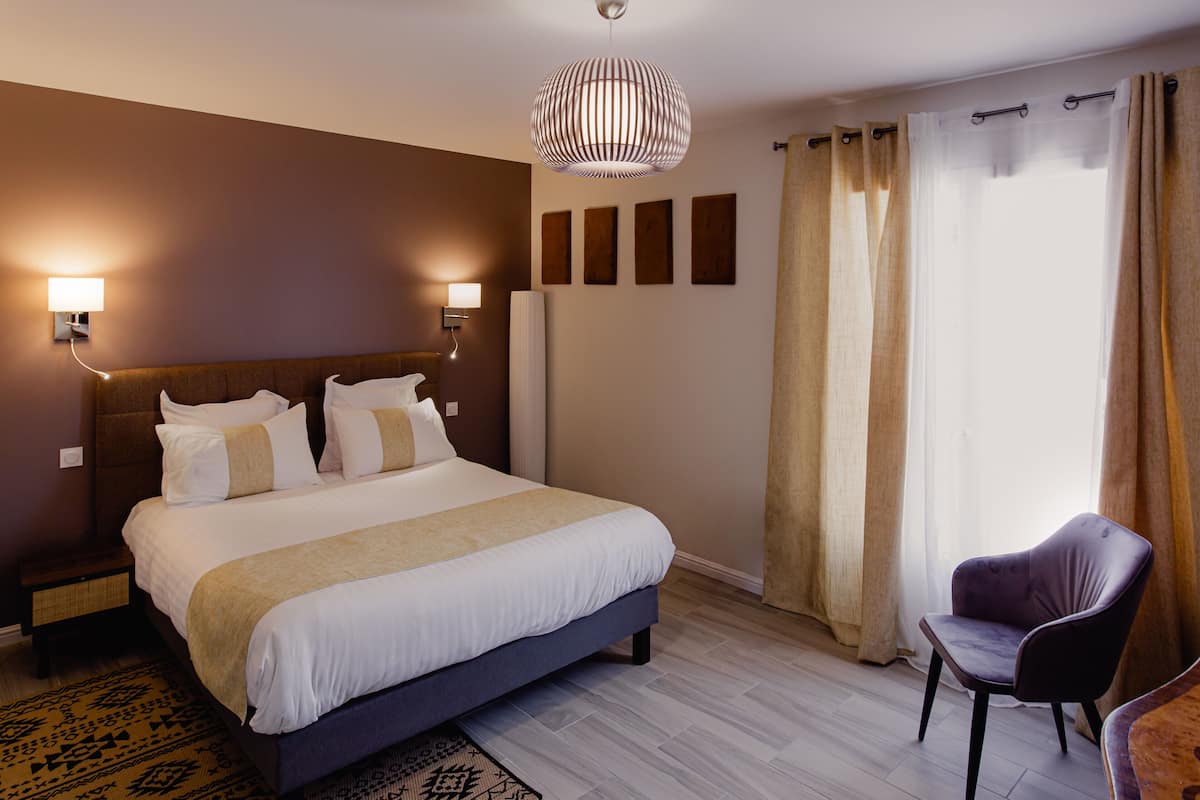 Superior Double Room, Pool View | Meja, ruang kerja komputer riba, Wi-fi percuma