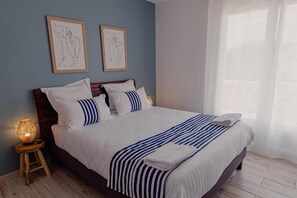 Standard Double Room, Private Bathroom | Desk, laptop workspace, free WiFi - Villa des Chênes (Saint-Doulchard)