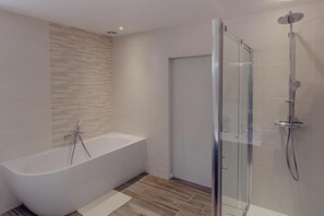 Superior Double Room, Pool View | Bathroom - Villa des Chênes (Saint-Doulchard)