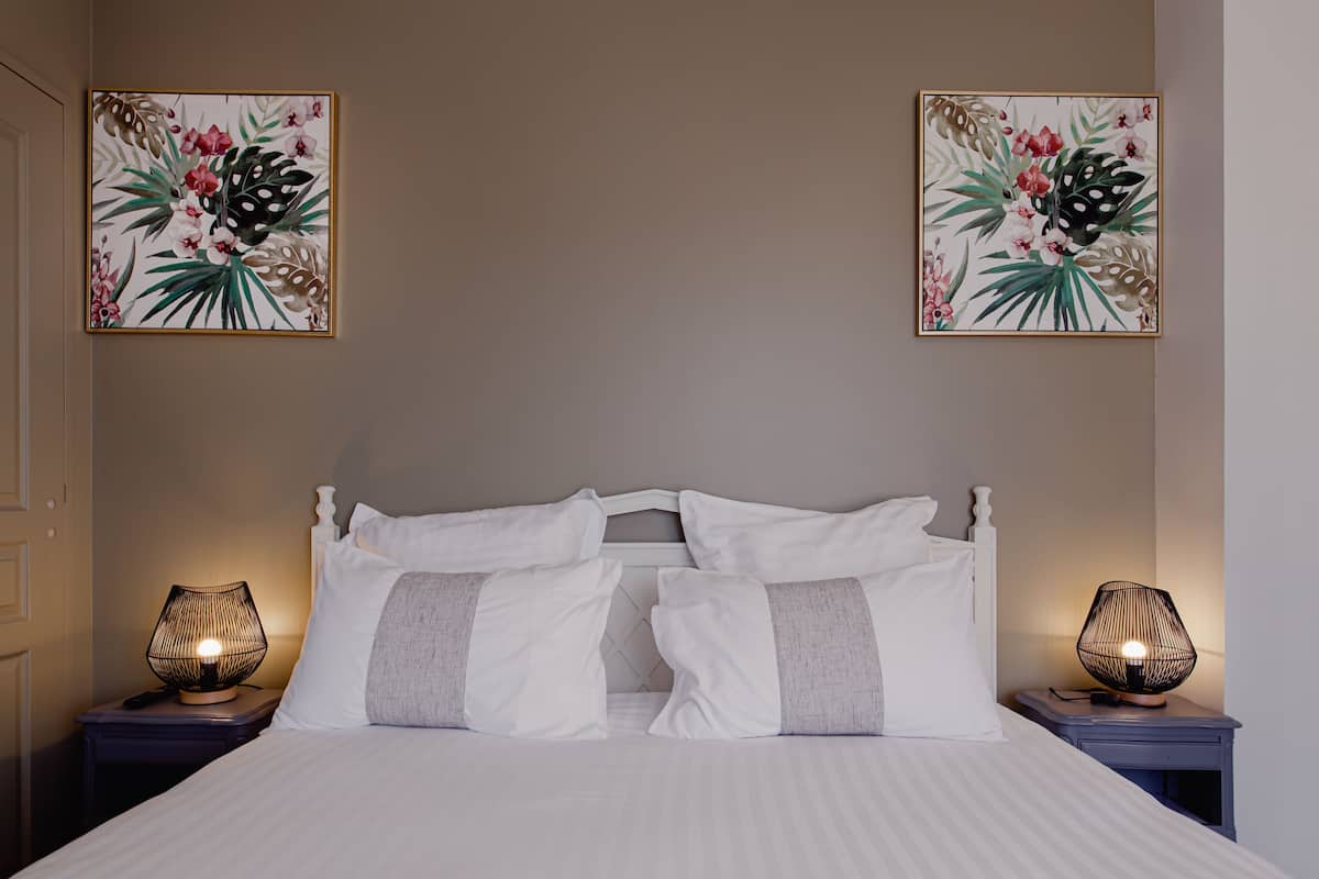Comfort Double Room | Meja, ruang kerja komputer riba, Wi-fi percuma