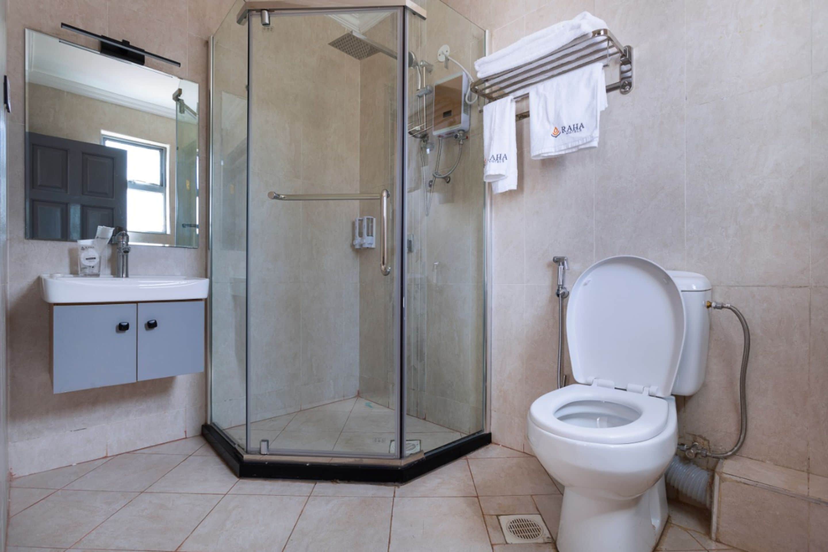 Douche, serviettes fournies, savon, shampoing