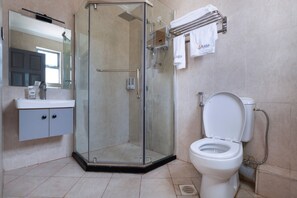 Ducha, toallas, jabón, shampoo