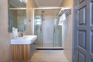 Ducha, toallas, jabón, shampoo