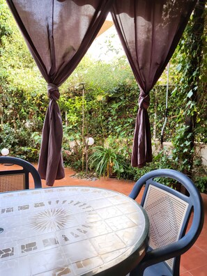 Outdoor dining - Beautiful low house with private naturist garden! (Vera)