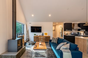 Älytelevisio, takka, DVD-soitin