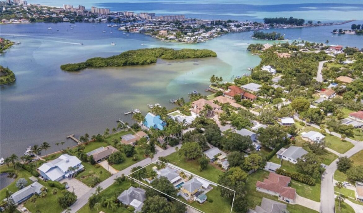 Cozy 2 Bedroom Apartment Close to the Beach!