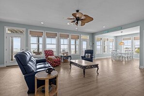 TV - Sound Front, Pet Friendly House with Boat Lift (Dolphin Lookout) (Gloucester)