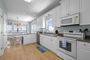 Fridge, microwave, oven, stovetop - Sound Front, Pet Friendly House with Boat Lift (Dolphin Lookout) (Gloucester)