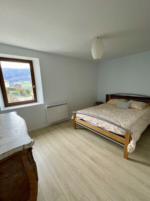 4 多间卧室、熨斗/熨衣板、旅行婴儿床、WiFi