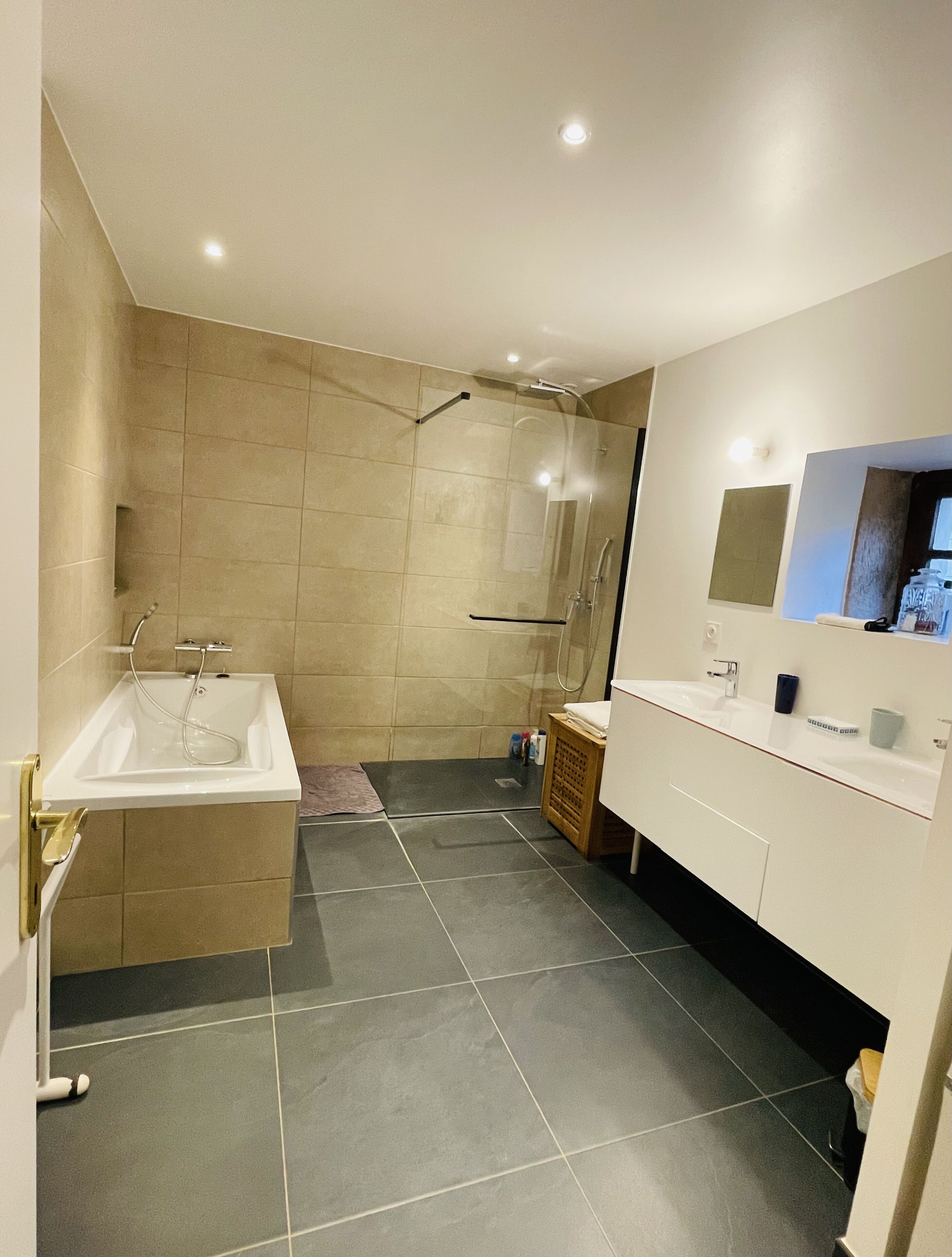 Combined shower/tub, hair dryer, towels