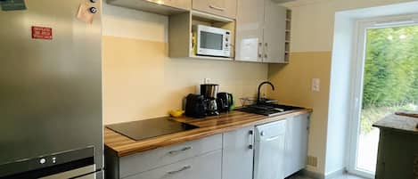Réfrigérateur, four à micro-ondes, surface de cuisson, lave-vaisselle