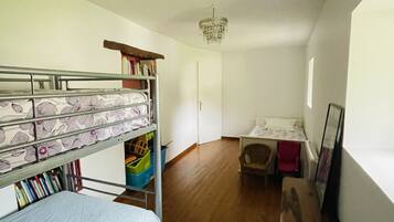 4 habitaciones, tabla de planchar con plancha, cuna de viaje y wifi