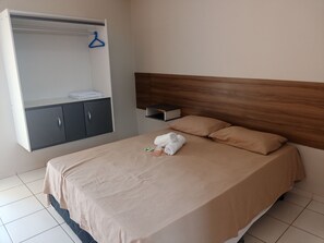 Quarto casal Ar/Banheiro privativo | Free WiFi