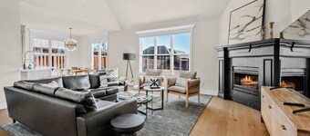 Apollo House-Amazing Location in Rogers-Sleeps 11