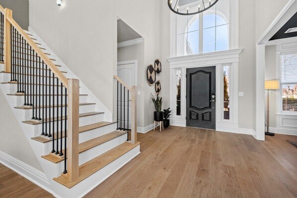 Interior - Apollo House-Amazing Location in Rogers-Sleeps 11 (Rogers)