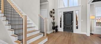 Apollo House-Amazing Location in Rogers-Sleeps 11