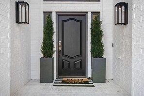 Exterior detail - Apollo House-Amazing Location in Rogers-Sleeps 11 (Rogers)