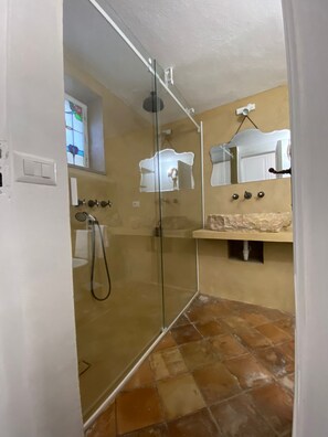 Regadera, secadora de cabello, bidet, toallas 