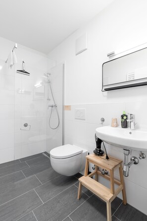 Suite XL with sofa bed | Badkamer | Milieuvriendelijke toiletartikelen, een haardroger, handdoeken