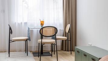 Suite XL with sofa bed | Essbereich im Zimmer