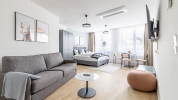 Suite XL with sofa bed | Mobiliario individual, escritorio, espacio para trabajar con un portátil