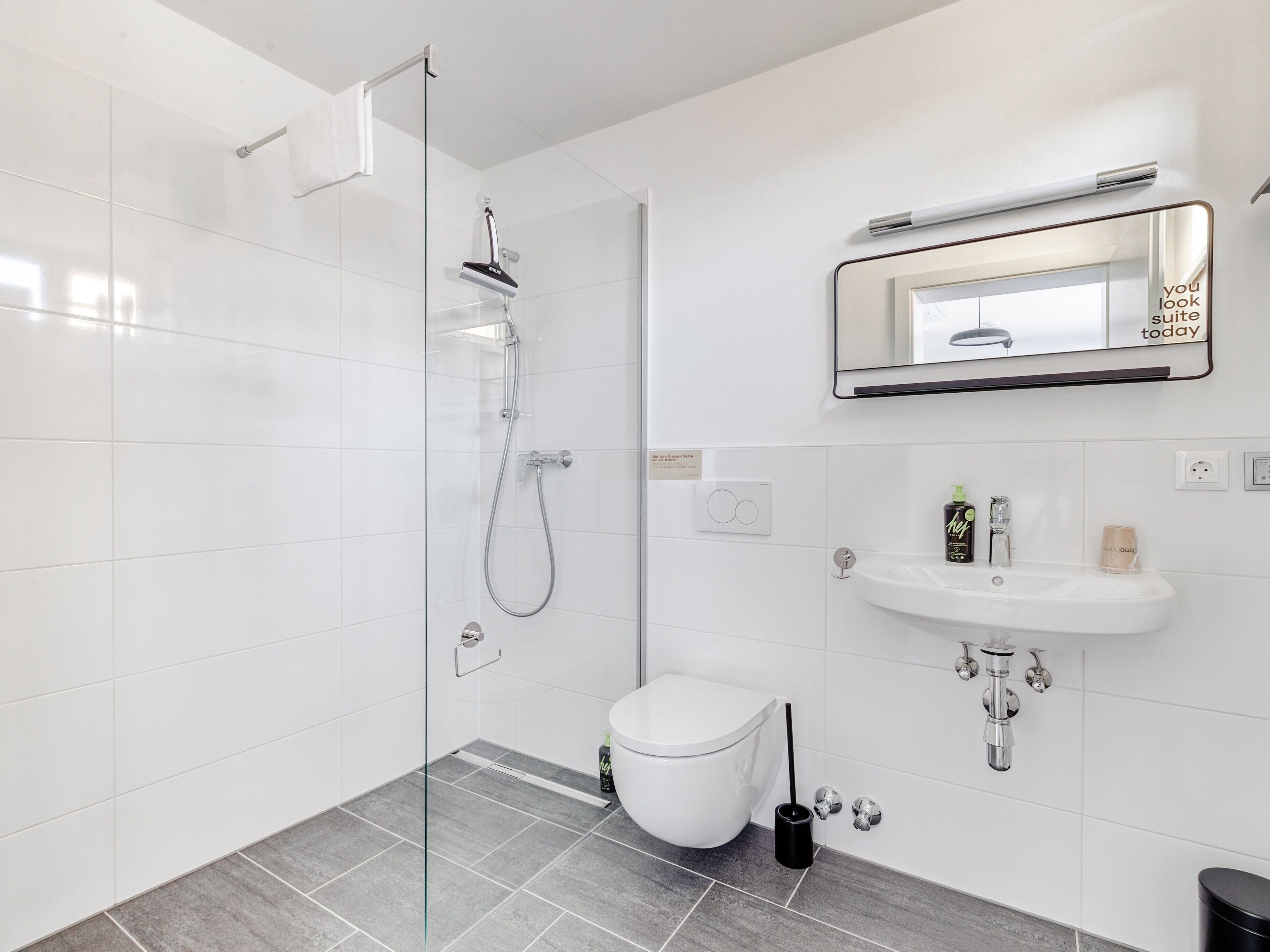 Suite M | Badkamer | Milieuvriendelijke toiletartikelen, een haardroger, handdoeken