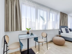 Suite M | In-room dining - Limehome Klagenfurt Karfreitstraße (Klagenfurt am Woerthersee)