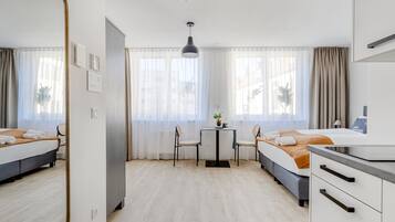 Suite M | Individuell eingerichtet, Schreibtisch, laptopgeeigneter Arbeitsplatz