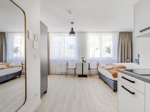 Suite M | Individuell eingerichtet, Schreibtisch, laptopgeeigneter Arbeitsplatz