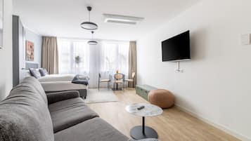 Suite XL with sofa bed | Individuell eingerichtet, Schreibtisch, laptopgeeigneter Arbeitsplatz